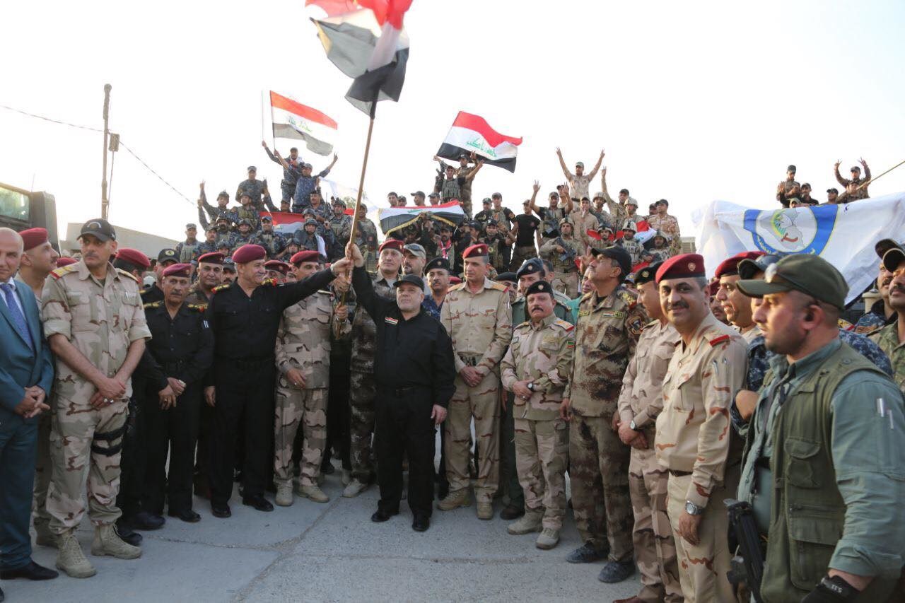 العبادي يرفع العلم العراقي في القائم