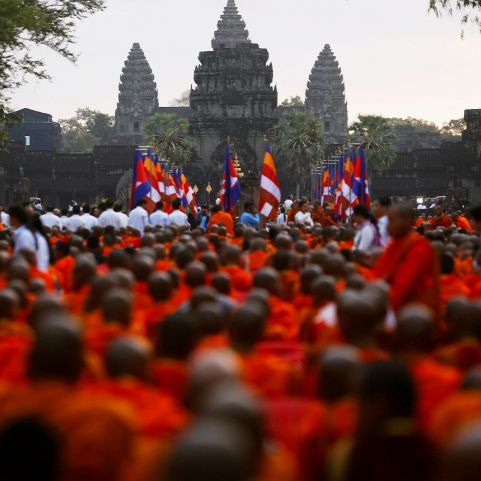 كمبوديا تستعيد قطعاً ذهبية سرقت من معبد انغكور.