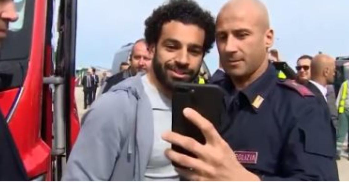 اللاعب المصري محمد صلاح يخطف الأضواء من الجميع فى مطار روما.