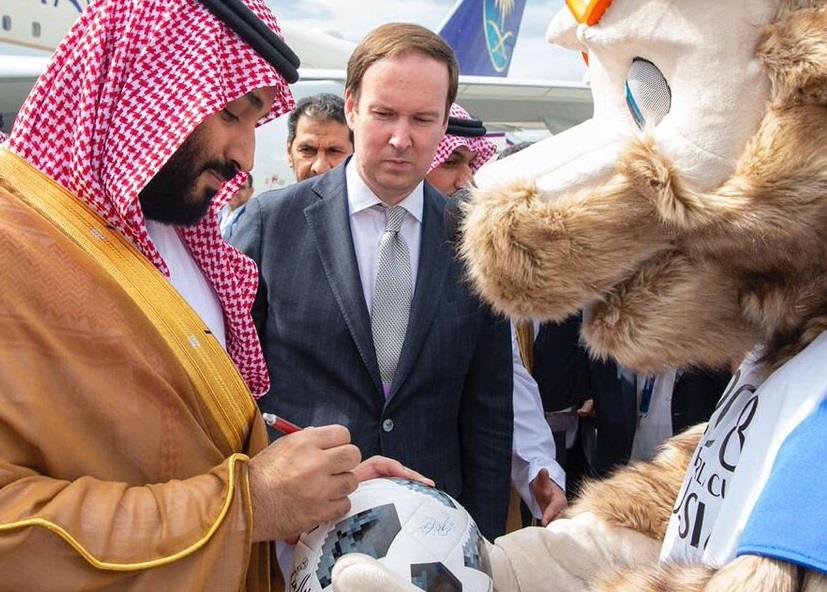 ولي العهد السعودي يوقع على الكرة التذكارية لمونديال روسيا 2018.