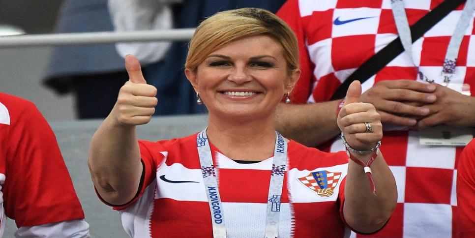 شاهد كيف احتفلت رئيسة كرواتيا بفوز منتخب بلادها...الفيديو.