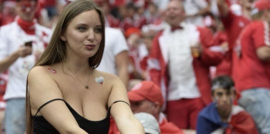 بالصور... “مشجعة الدنماركية” التي فتنت متابعي كأس العالم روسيا 2018.