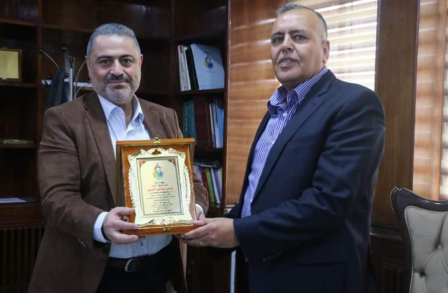 رئيس بلدية الزرقاء يكرم  حسن الجبور 
