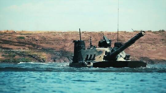 نجاح اختبار دبابة برمائية روسية في البحر الأسود