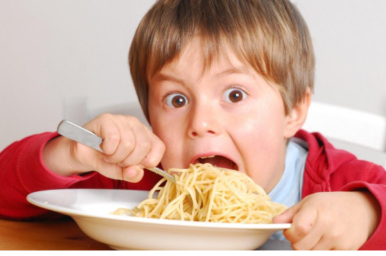 كيف تتصرفين لو لاحظت أن طفلك دائم الشعور بالجوع؟