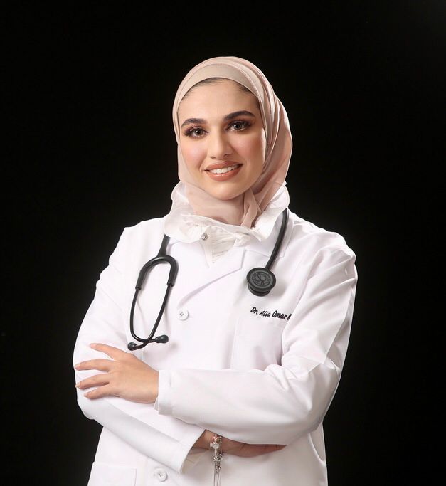 الطيب يهنئ الدكتور عمر الخشمان بتخرج ابنته عالية بحصولها على درجة البكالوريوس بالطب