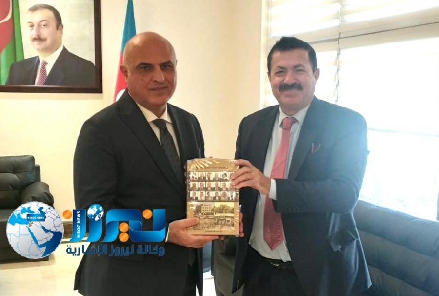 المؤرخ العرموطي يقدم هدية للسفير الأذربيجاني سليموف  موسوعة عمان ايام زمان
