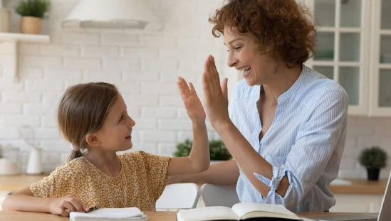 تحدثي مع أطفالك بواحدة من لغات الحب الخمس