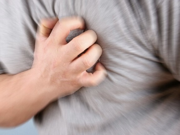 كيف نميز بين أعراض احتشاء عضلة القلب والجلطة الدماغية
