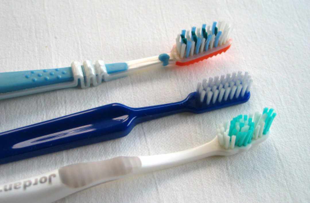تغيير فرشاة الأسنان  كل ثلاثة أشهر من الاستخدام... تفاصيل