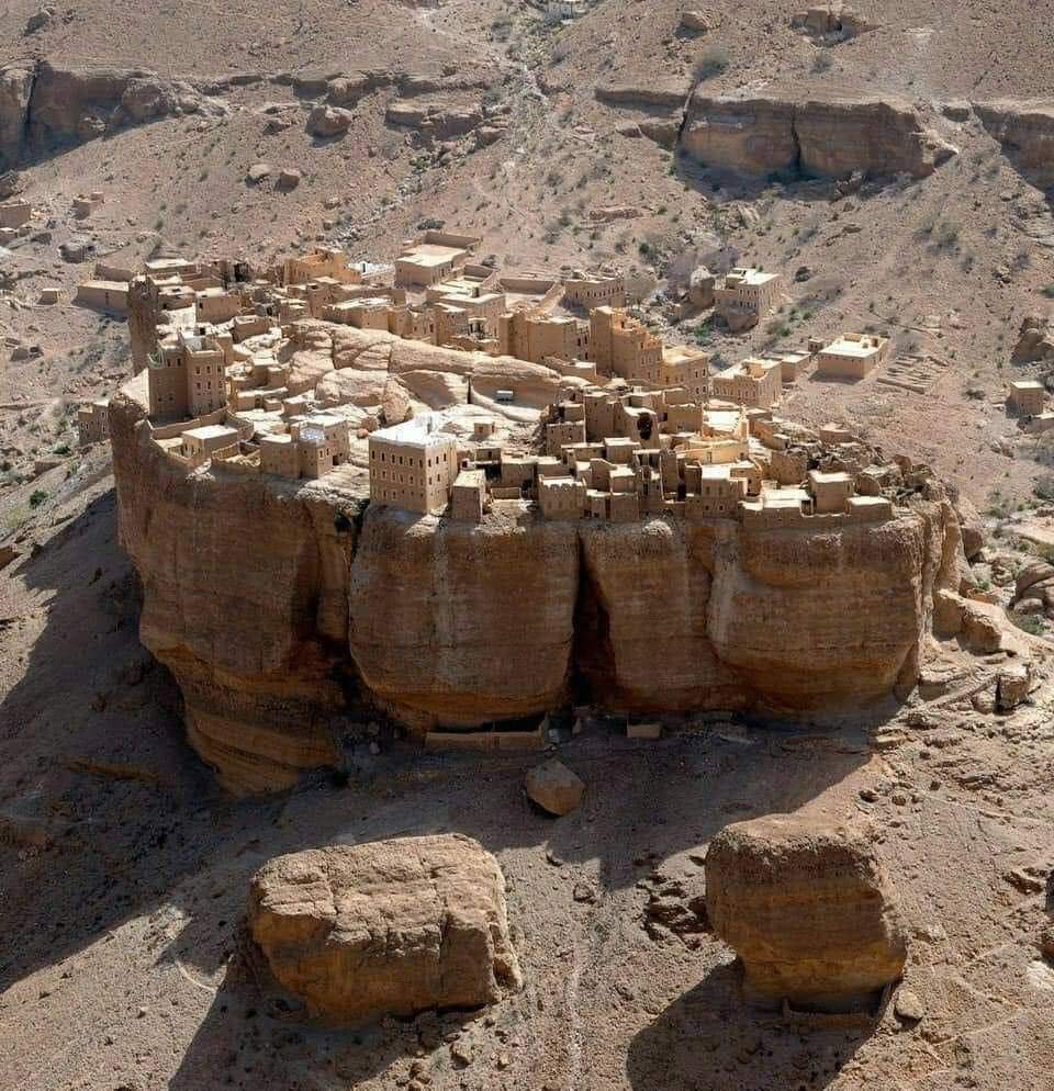 قرية يمنية تطفو على صخرة عملاقة من الصعب تصديق وجودها