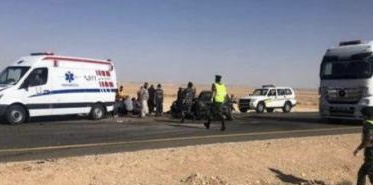 وفاة وإصابة بتصادم مركبتين على الطريق الصحراوي