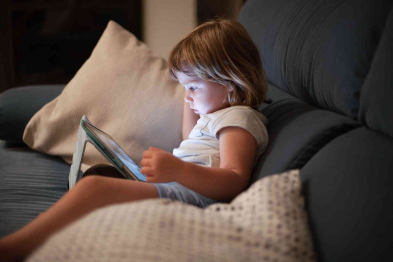 كم الوقت الآمن للطفل أمام الشاشة كي لا يتأخر نموه؟