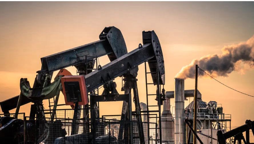 أسعار النفط تتجه لتحقيق مكاسب عن أول أسبوع في 2024