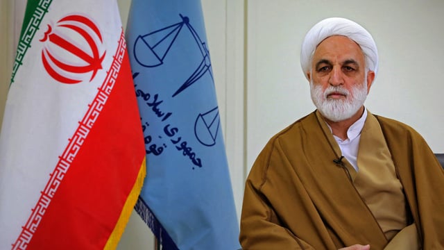 رئيس القضاء الإيراني يدعو رجال الأمن لفرض الحجاب بالقوة