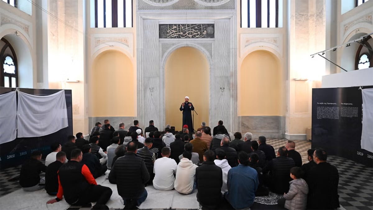 اليونان تعيد افتتاح جامع تاريخي أمام أداء صلاة العيد....صور