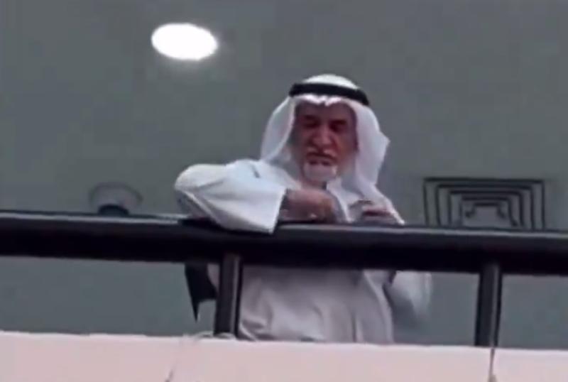 الكويت..مدير مدرسة يلقي أموال العيدية على الطلبة من شرفة المدرسة