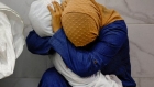 غزة.. صورة لسيدة تحتضن جثة طفلة تحصد جائزة عالمية