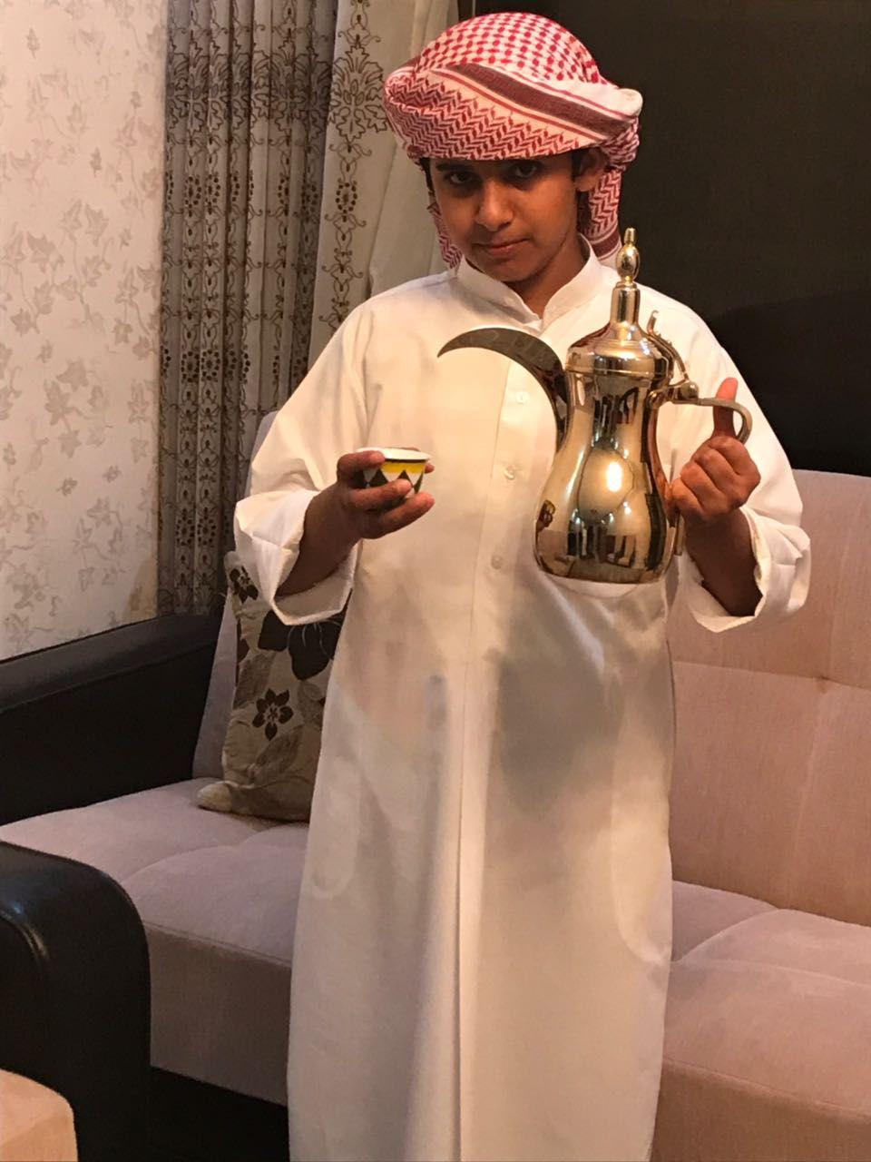 هز الفنجان وصبة الحشمة.. تعرف على عادات تناول القهوة العربية الأصيلة