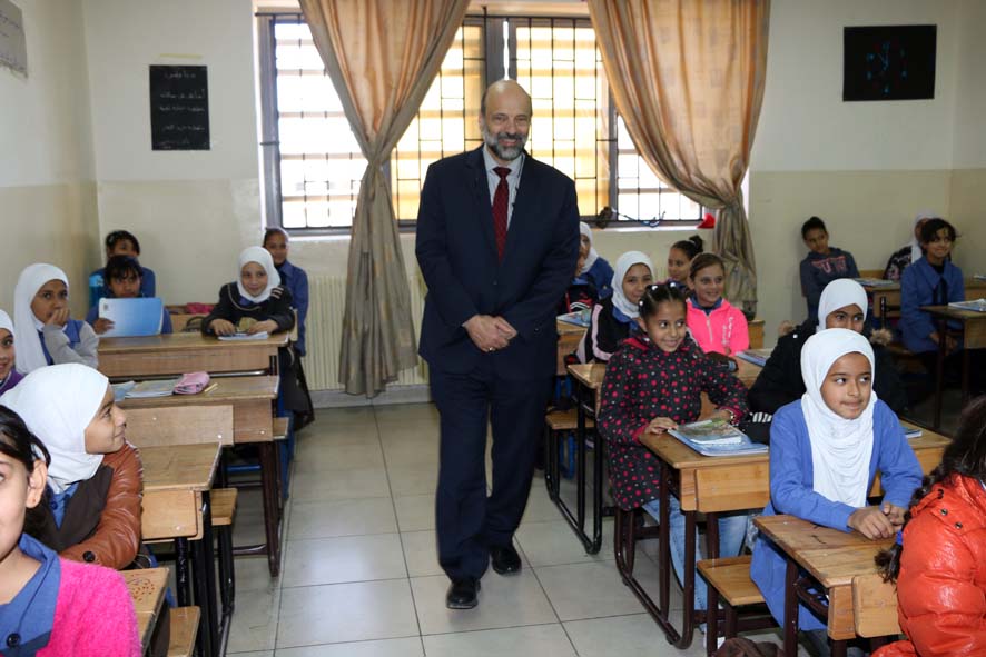 أكد وزير التربية والتعليم الدكتور عمر الرزاز أهمية الشراكة بين الوزارة والمجتمع المحلي لمعالجة التحديات وتذليل الصعوبات التي تواجه سير العملية التعليمية والتربوية