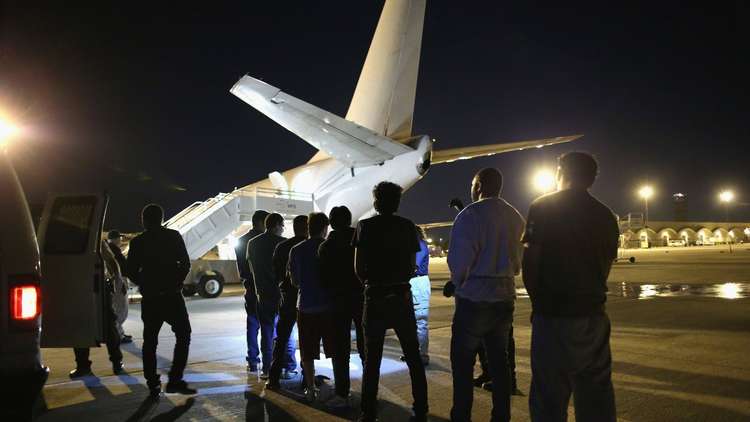 90 صوماليا عالقون داخل طائرة لـ48 ساعة أثناء ترحيلهم من أمريكا