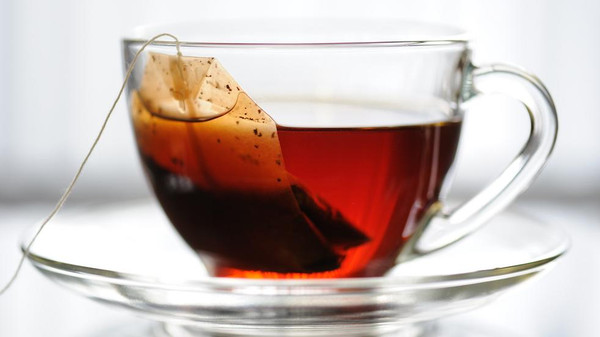 فوائد الشاي الساخن لن تصدق مايفعله بالعيون