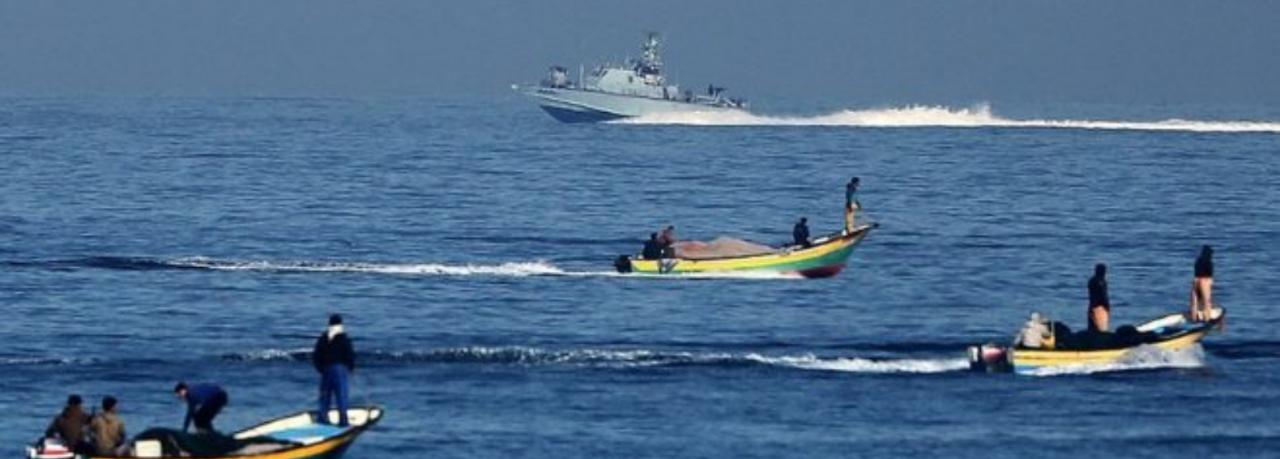 الاحتلال يعتقل صيادين فلسطينيين في بحر شمال قطاع غزة .