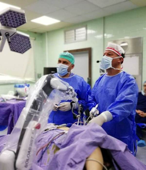 استخدام ذراع الروبوت لاستئصال ورم من الغدة الزعترية في مدينة الحسين الطبية.