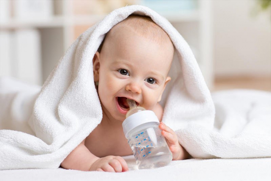 شرب الرضيع للماء .. مخاطر غير... تفاصيل