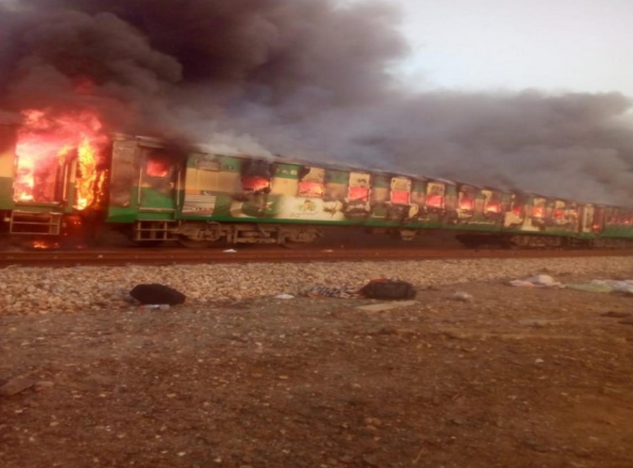 مقتل 65 وإصابة العشرات في حريق قطار في  باكستان ...صور