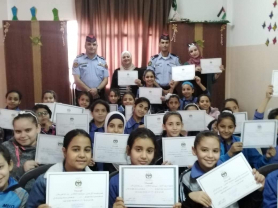 تخريج دورة أصدقاء الشرطة في مدرسة خالدة بنت هاشم