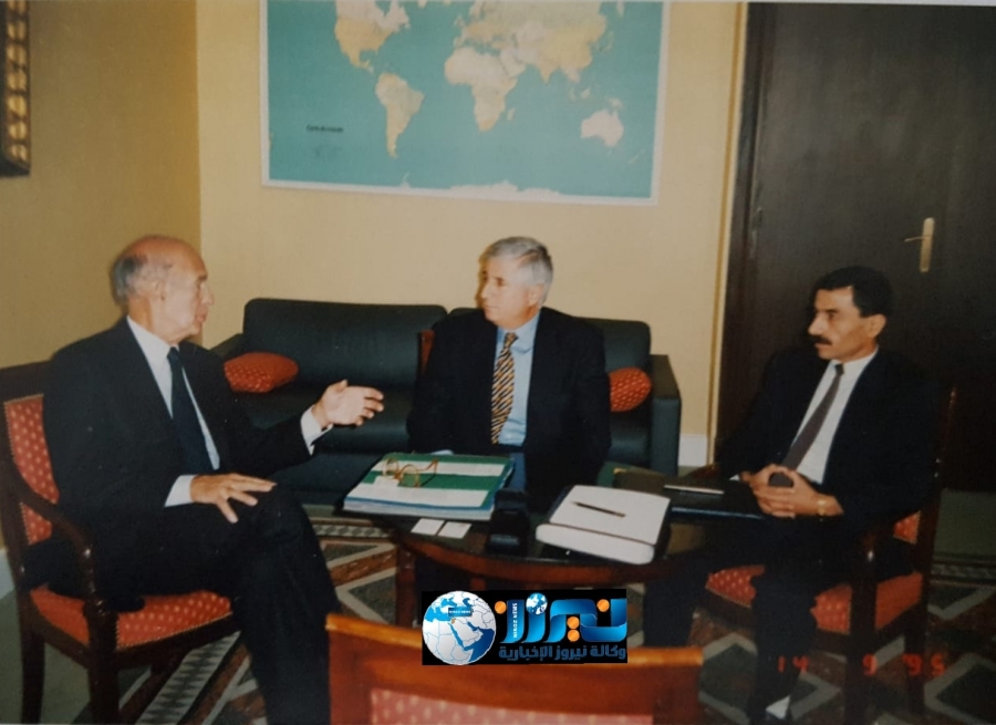 صورة من ذاكرة الوطن العين د٠ ارشيدات مع الرئيس الفرنسي  الراحل ديستان عام 1994
