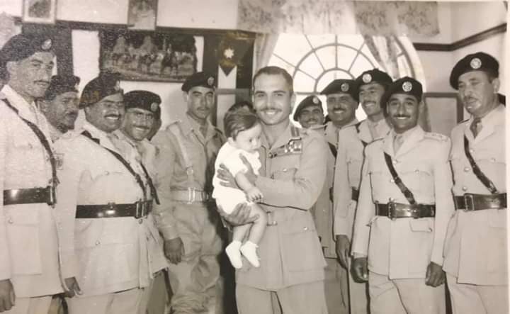 الملك عبدالله في صباه مع جنود الوطن. 