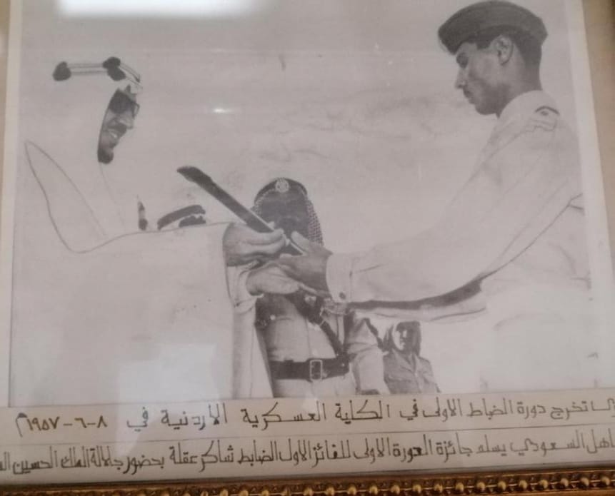 للتاريخ : تعرف على أول ضابط اردني يتسلم سيف الشرف من القوات المسلحة الاردنية _ الجيش العربي