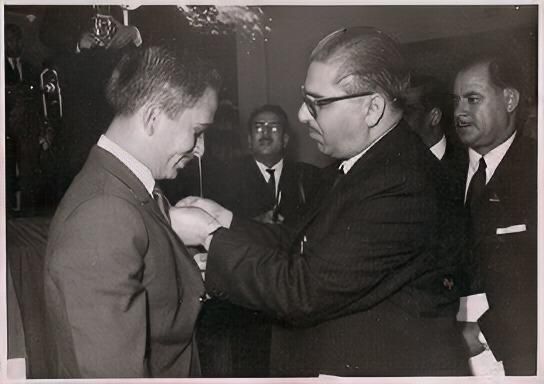 صورة من ذاكرة الوطن المرحوم شفيق رشيدات مع جلالة الملك الحسين طيب الله ثراه عام 1965