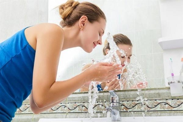تدمر بشرتك.. احذري هذه الأخطاء الشائعة أثناء غسيل الوجه