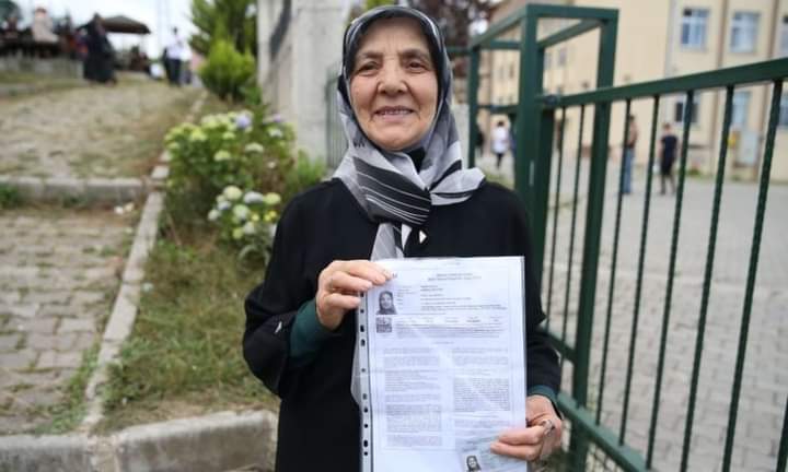 عمرها 84 عاما.. جدة تركية تتقدم لامتحان القبول الجامعي