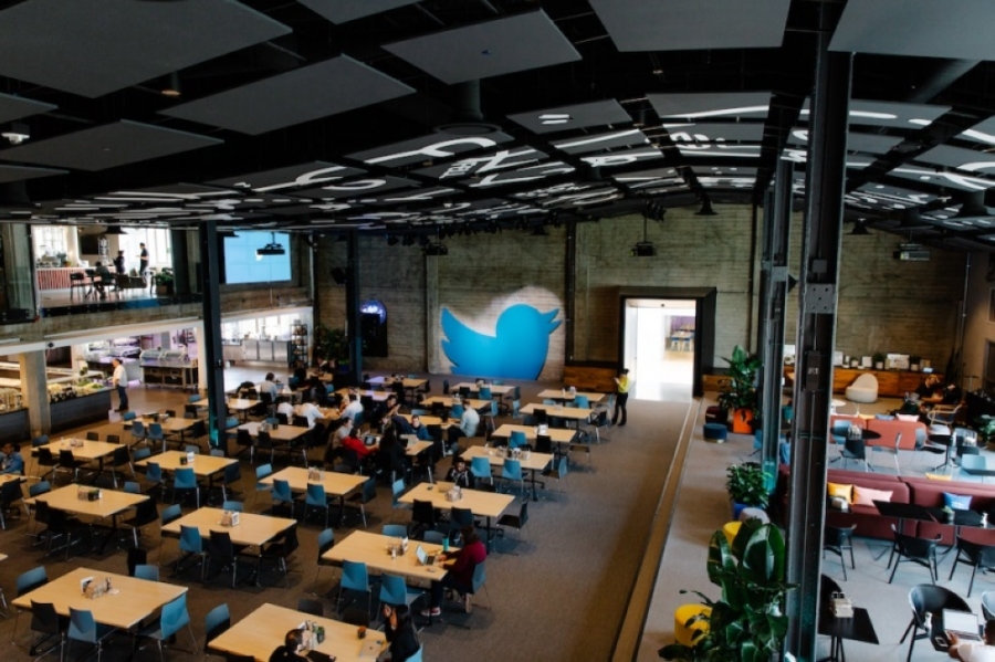 100 موظف مفصول يقاضون «تويتر»