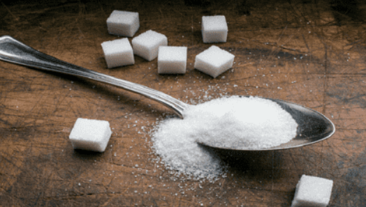 دراسة تكشف مخاطر تناول السكر الحر على صحة الدماغ
