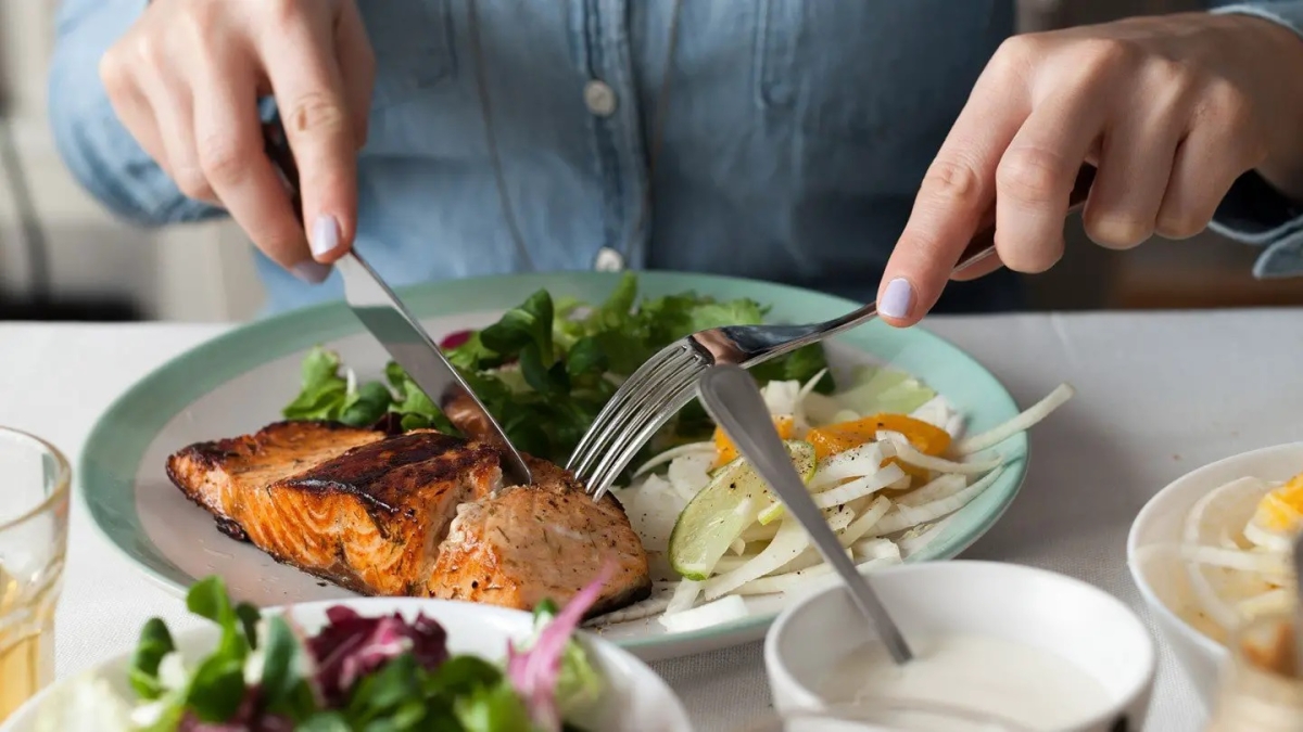4 أعراض عند تناول الطعام قد تشير إلى نقص الحديد في الجسم