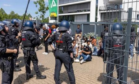 إصابة 26 شرطيا في صدامات بمهرجان موسيقي غربي ألمانيا