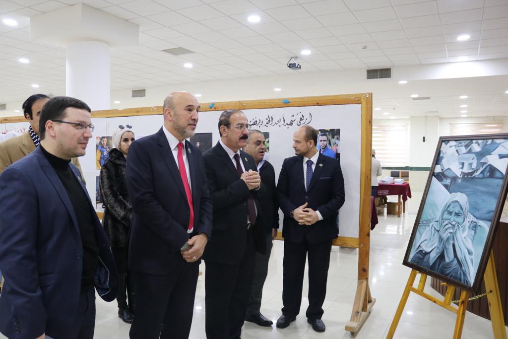 جامعة الزرقاء تنظم معرض صور لشهداء الصحافة في غزة