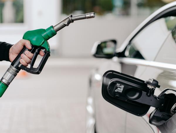 الحكومة خفضت سعر البنزين 90 تعريفة في 2023