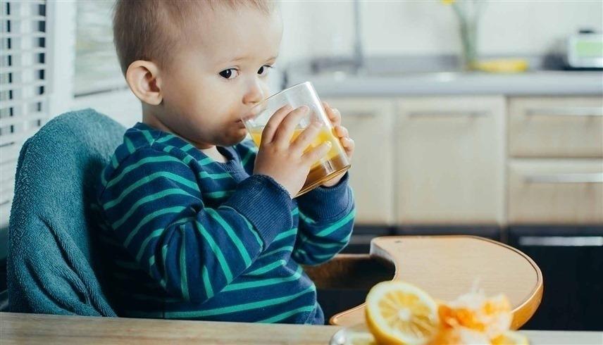 مخاوف من تناول الطفل عصير الفاكهة يومياً