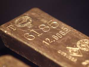 قوة الدولار تهبط بأسعار الذهب للأسبوع الثاني على التوالي