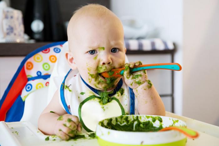 متى يجب أن يبدأ الطفل في تناول الأطعمة الصلبة؟