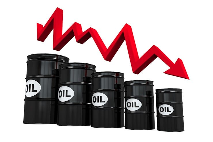 تراجع النفط من أعلى مستوى في عدة أشهر متأثراً بارتفاع الدولار