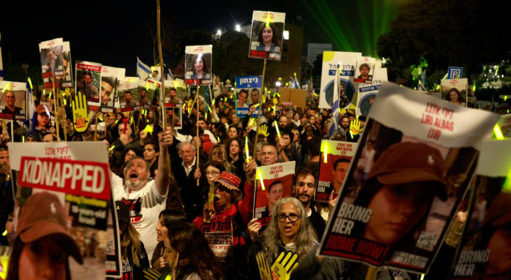 آلاف المتظاهرين في تل أبيب يطالبون بإبرام صفقة