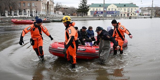 إجلاء مئات الأشخاص جراء الفيضانات في مدينة أورينبورغ الروسية