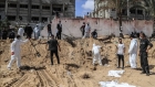 انتشال جثث 342 شهيدا من المقبرة الجماعية بمجمع ناصر الطبي